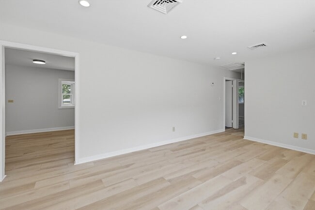 Building Photo - 154 Maple St