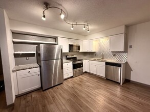 Building Photo - 215 NE Timbercreek Dr