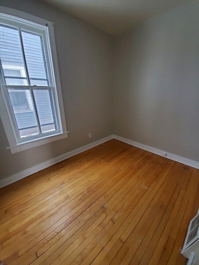 Building Photo - 2 Bed/1 Bath Single Family Home