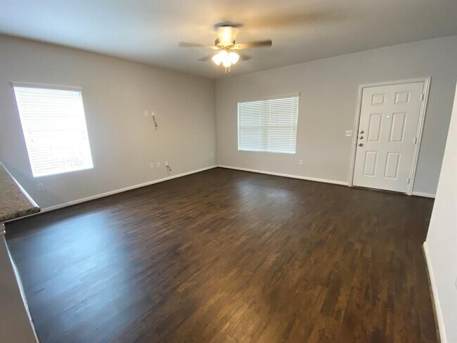 Foto del edificio - 220 Timber Brook Dr