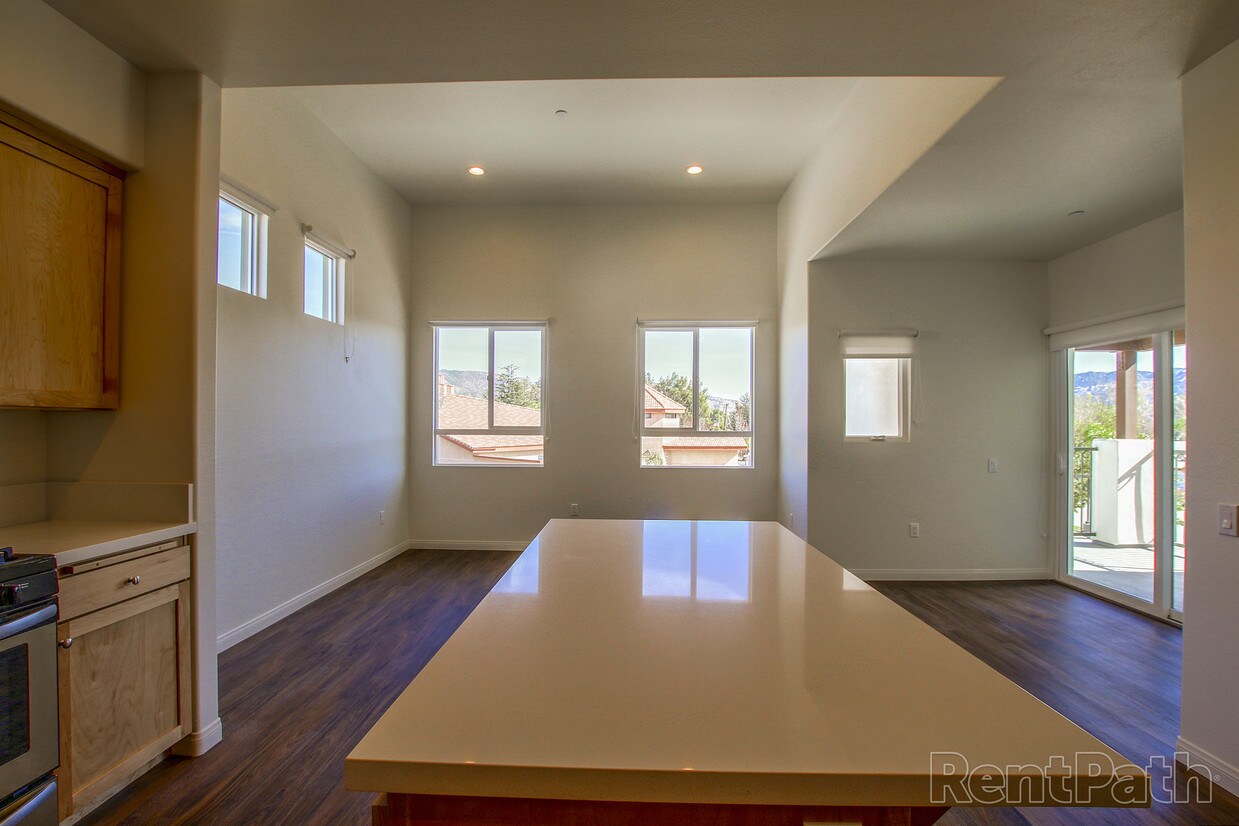 large and bright units - 4862 Cochran St