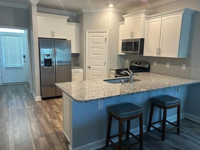 Building Photo - ***HURRY!!  FREE RENT WITH A SEPTEMBER 202...