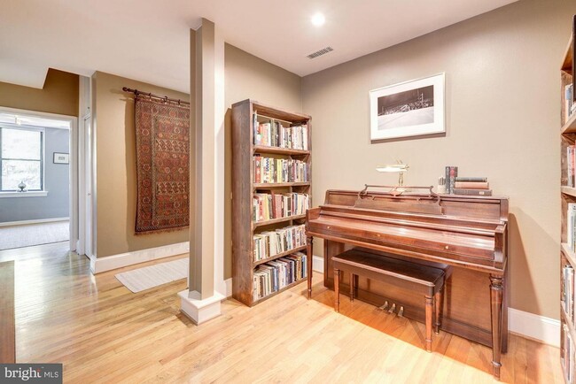 Alcove - 1651 Lamont St NW