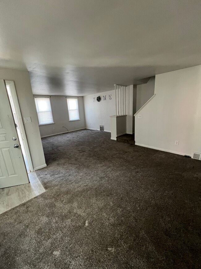 Living room/dining room - 319 Centennial Ave