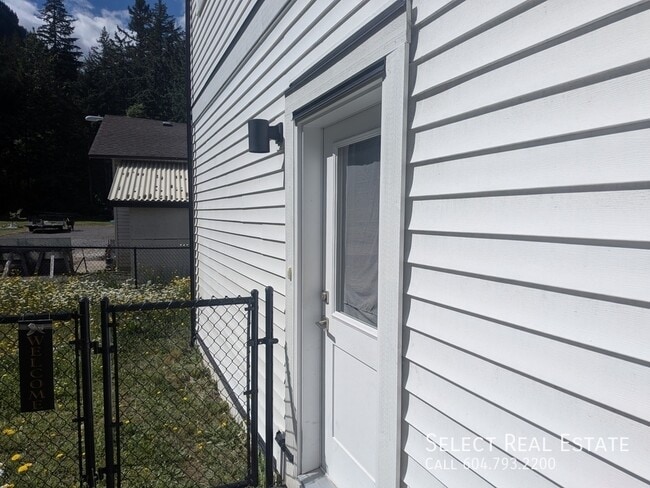 Building Photo - 63886 Beech Ave.