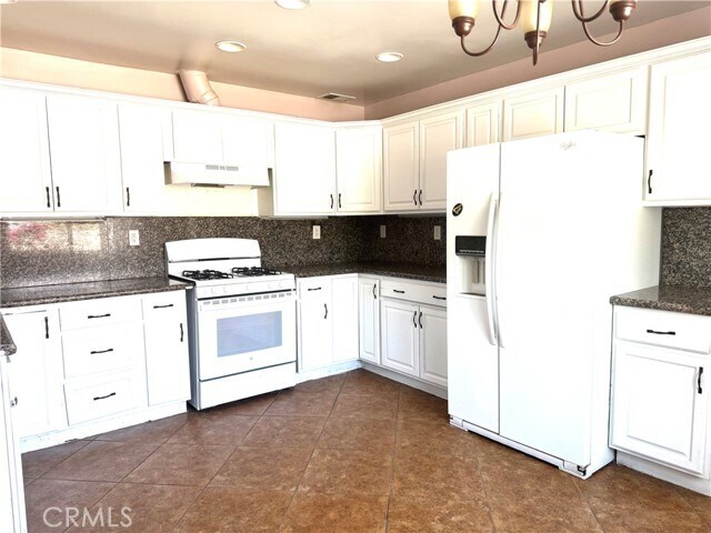 Foto del edificio - 1248 N Ramona Blvd
