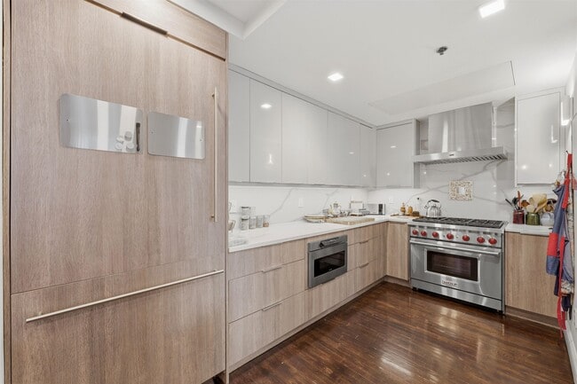 Building Photo - 347 Varick St