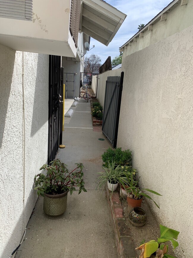 Foto del edificio - 5239 Wilkinson Ave