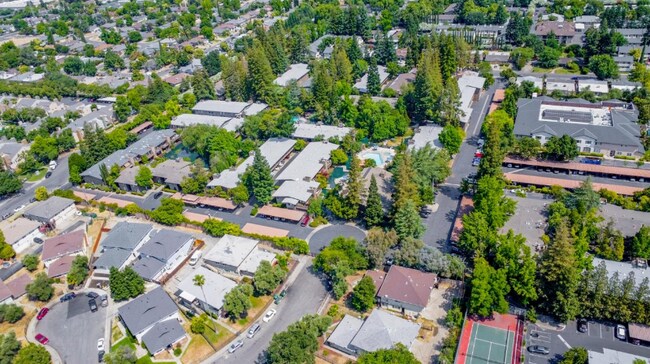 Foto del edificio - 2474 Larkspur Ln
