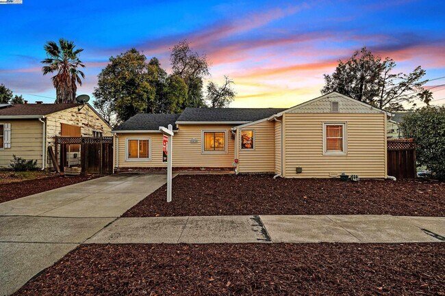 Building Photo - 2438 Upland Dr