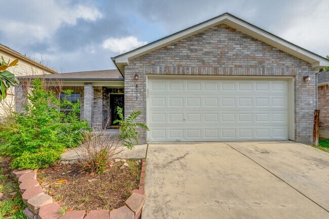 Foto del edificio - 3-BEDROOM SINGLE-STORY NEAR UTSA