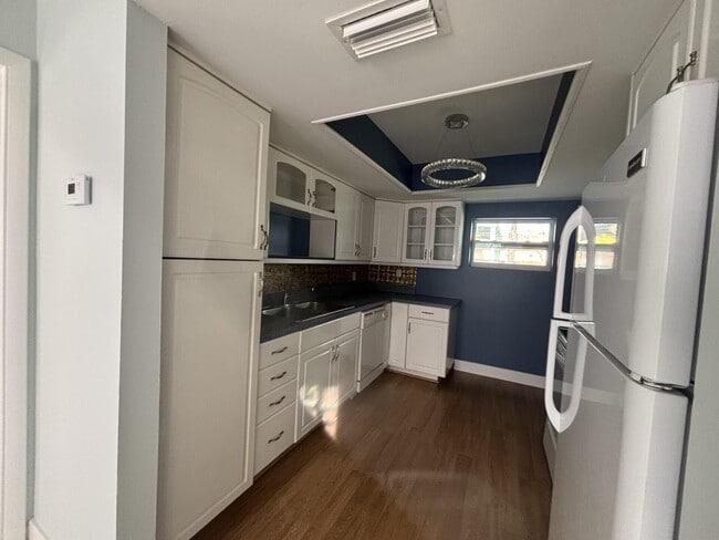 Building Photo - 1160 E 12th St