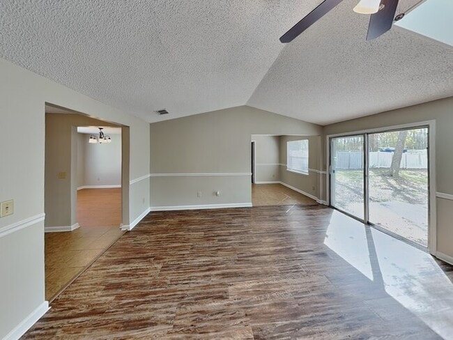 Foto del edificio - 2626 Pinewood Blvd