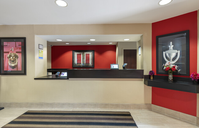 Building Photo - Furnished Studio-Indianapolis - Airport