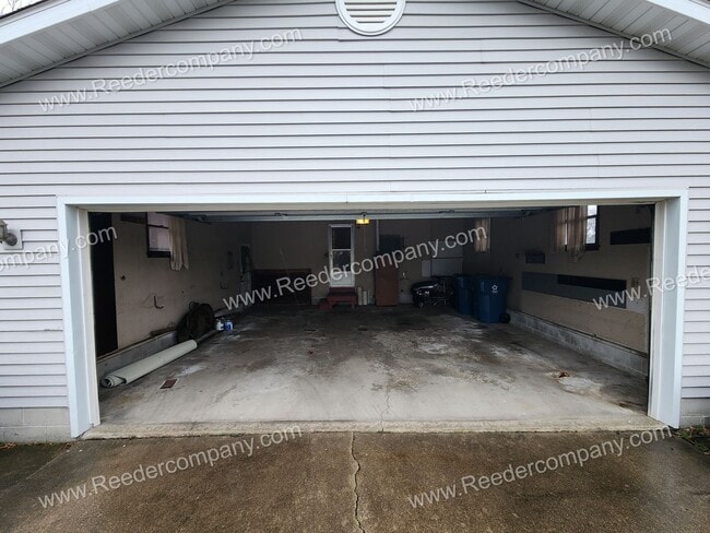 Building Photo - Well maintained 3 bedroom 2 bathroom house