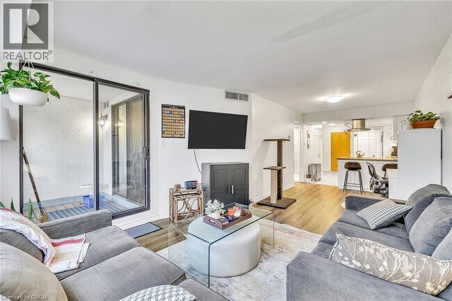 Photo du bâtiment - 100 Bronte Rd