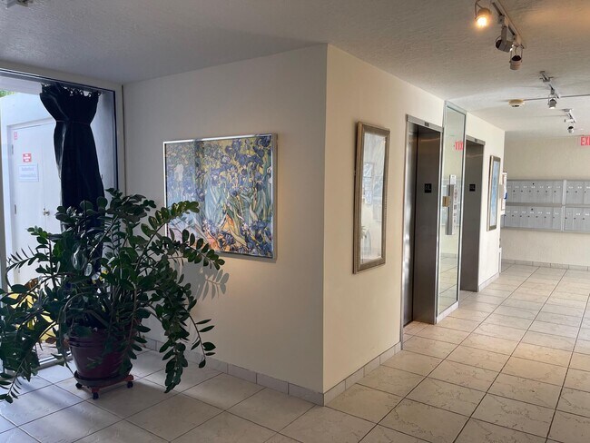 Building Photo - 3640 N Ocean Dr