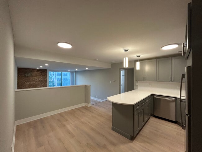 Building Photo - 1214 N La Salle Dr