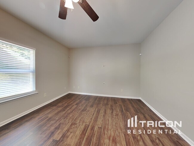 Building Photo - 102 Hill Crest Cir