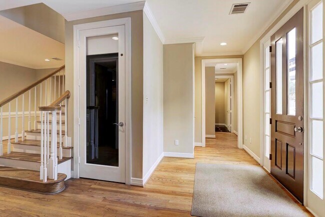 Building Photo - 516 S Post Oak Ln