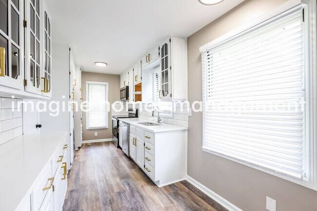 Building Photo - Lovely renovated 3 bedroom home in Kansas ...