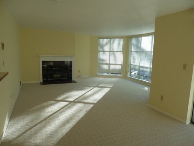 Foto del edificio - Awesome 2 Bedroom Condo with Secured Parki...