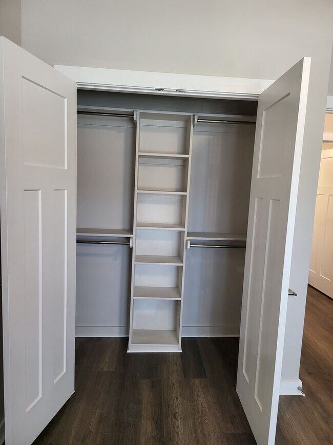 Foto del edificio - $1000 OFF YOUR 1ST MONTH RENT