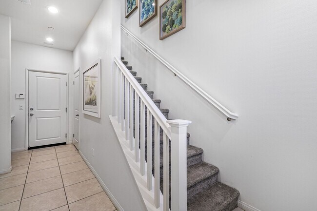 Building Photo - Newly Constructed Townhouse: Spacious Livi...