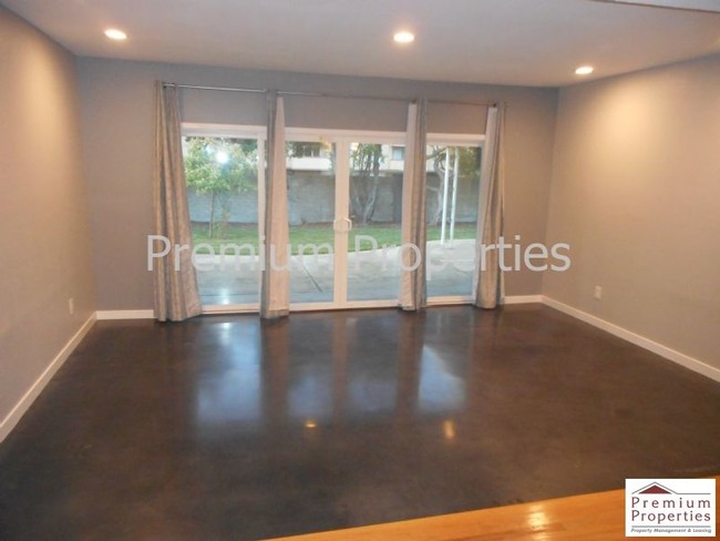 Building Photo - 3035 Barrymore Dr