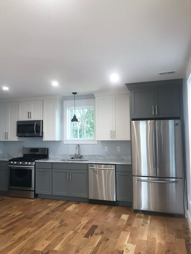 Building Photo - 52 America St