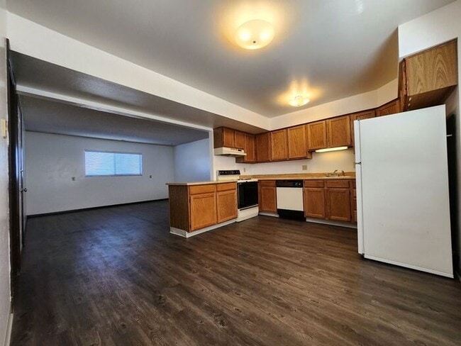 Building Photo - MOVE IN SPECIAL: 1/2 OFF First Full Months...
