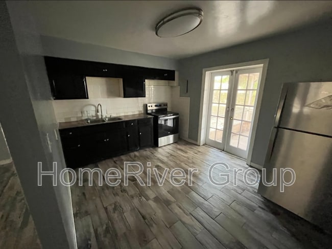 Building Photo - 1047 Park Dr