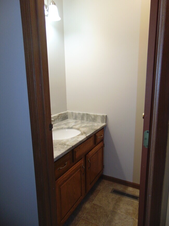 1/2 baño con granito - 7403 Mapleleaf Blvd