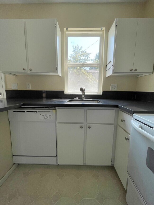 Foto del edificio - Quiet and Cozy Two Bed in SW Portland 5 plex~ Open Floor Plan~ Great Shared Outdoor Space~ Off St...