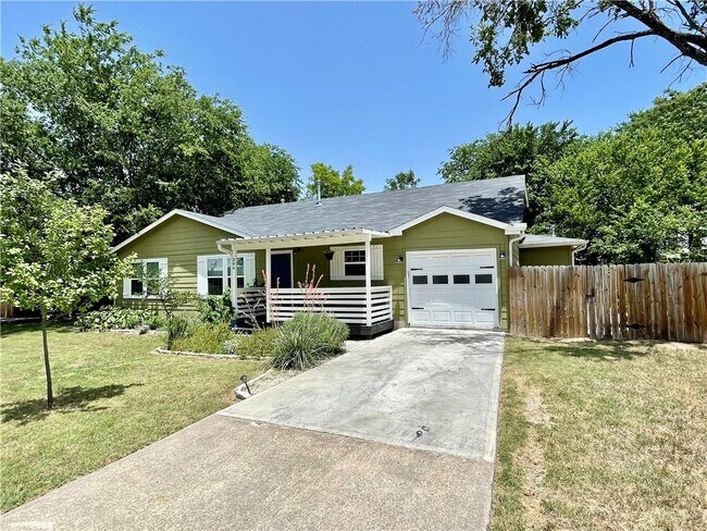 Building Photo - 306 W Live Oak St