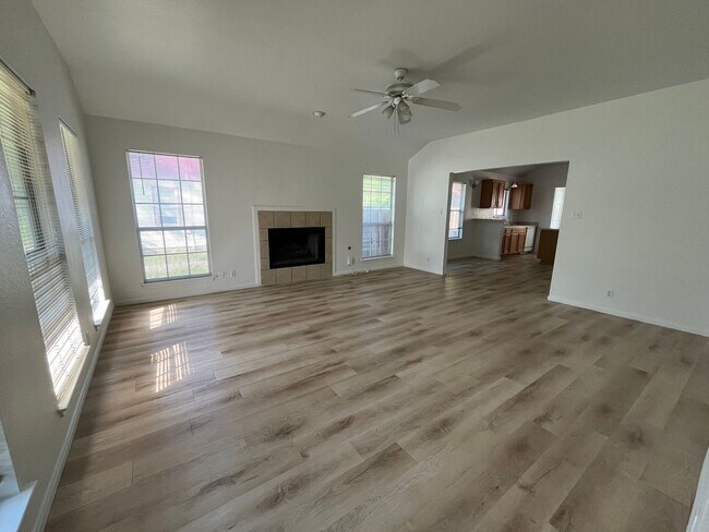 Building Photo - 4/2 House - North Campus - Includes 2 car ...