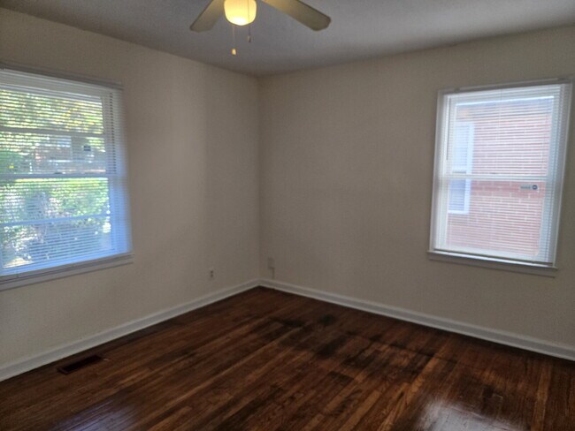 Foto del edificio - Charming 4-Sided Brick Oasis with Fenced Yard & Hardwood Floors in Atlanta!"