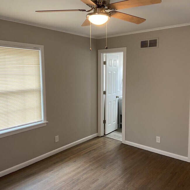 Building Photo - 6149 E 20th St