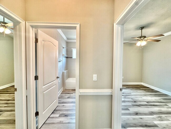 Foto del edificio - Modern Comfort in Fletcher Oaks – 3BR/2BA Home with Natural Light & Serene Views