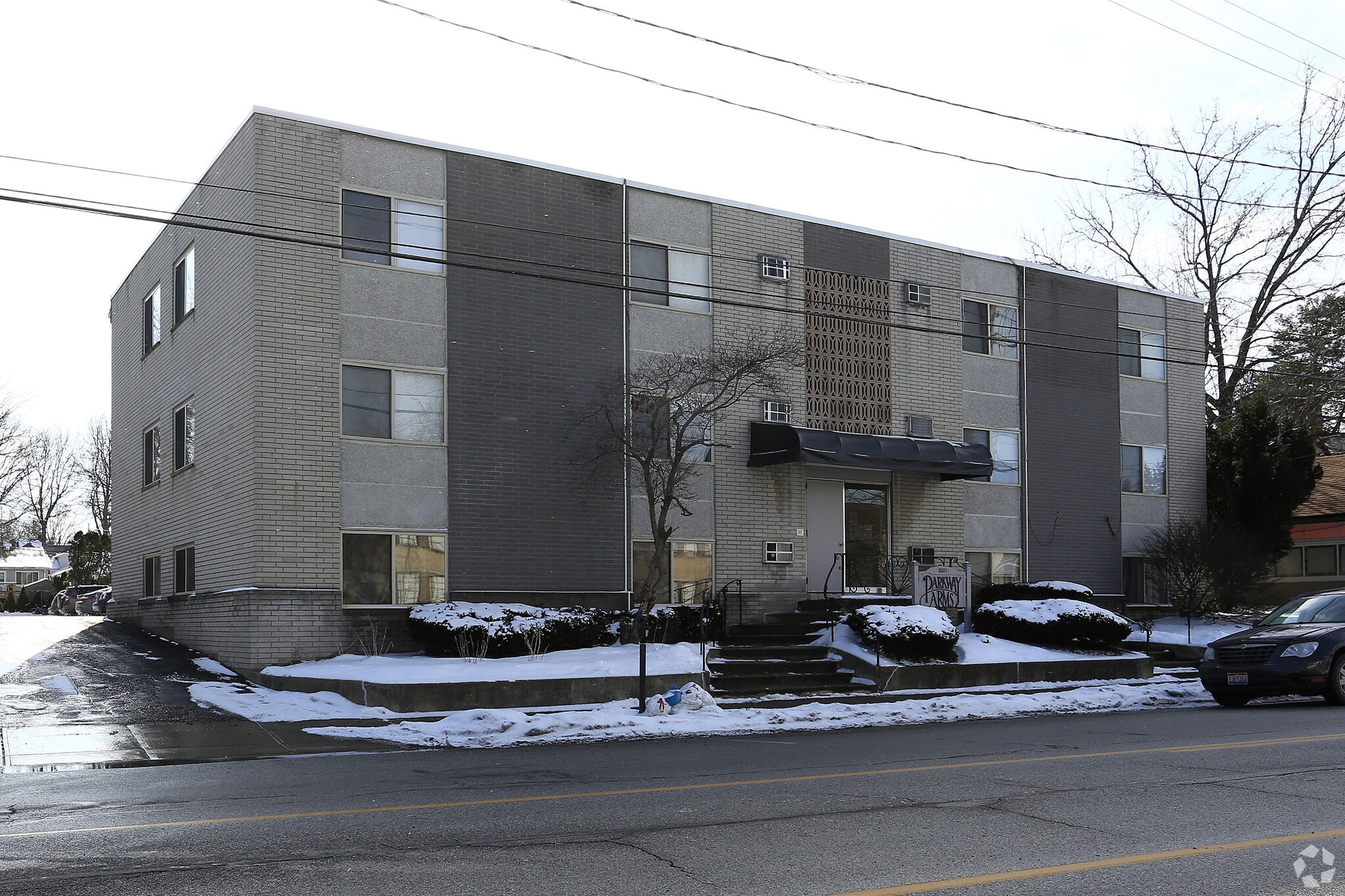 Parkway Arms Apartment – photo 1