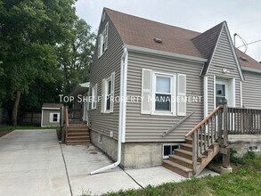 Building Photo - 823 E 21st St