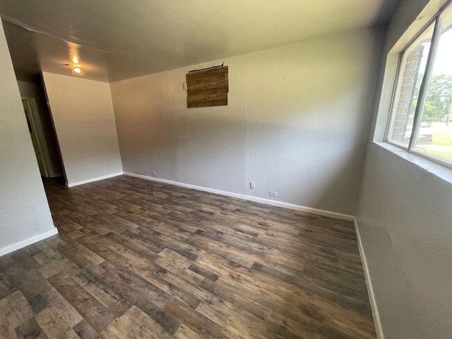 Building Photo - Beautiful 3 Bedroom Home