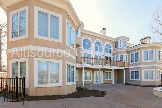 Building Photo - 1052 Lake Pointe