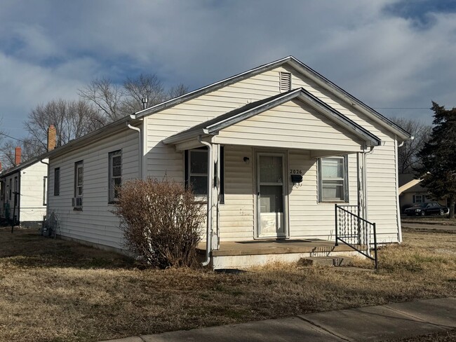 Building Photo - Great bones, great location