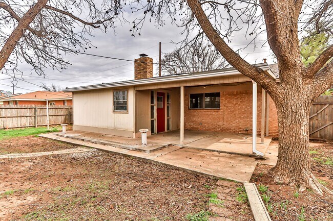 Foto del edificio - Great House Located Just North Of Marsha S...