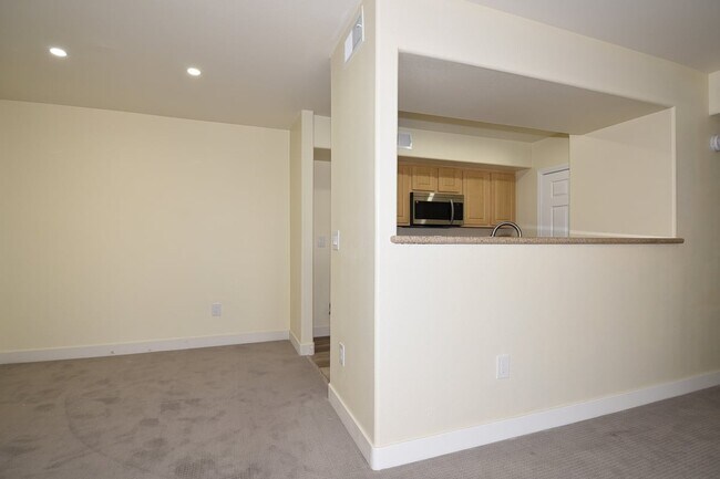 Foto del edificio - Charming 2nd Floor Unit In Gated Community!