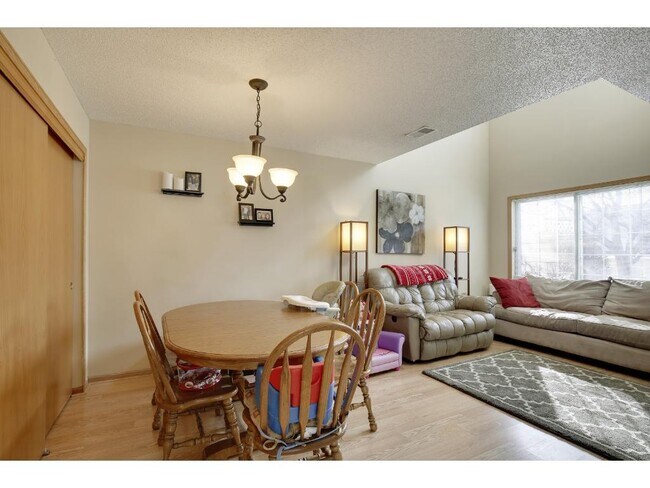 Building Photo - Great location *2Bed*1.5Bath End Unit Town...