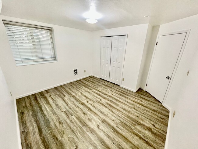 Building Photo - Available Now-2BD/1B Boise Duplex, short w...