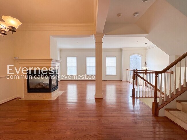 Foto del edificio - Spacious Living with Fireplace, Deck & Garage / 3 Bed & 4 Bath / Available Now!