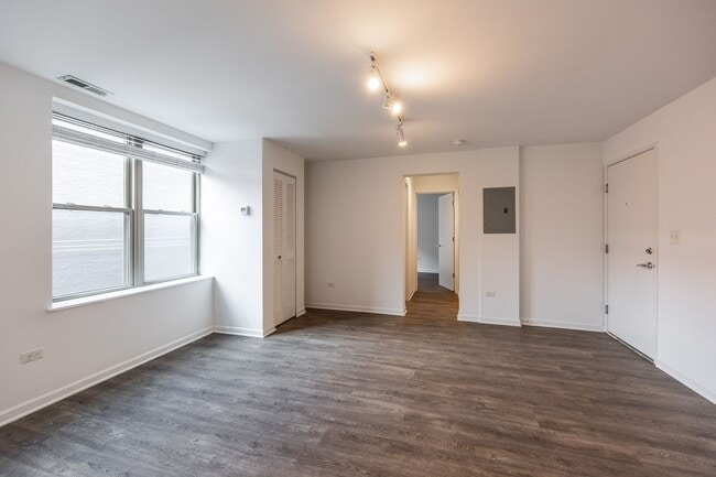 Building Photo - Renovated 1 Bed in Uptown!